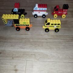 働く車🎵音の鳴るブーブートイコーパトカー、救急車、ダンプカー、西松屋ブロック格安セット❗おまけにジャンクミニカー付き特価です✨の画像