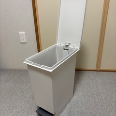 ニトリ　20リットル　ゴミ箱　スリムペダルペールの画像