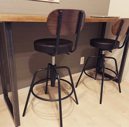 カウンターテーブルとイス