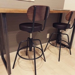 カウンターテーブルとイスの画像