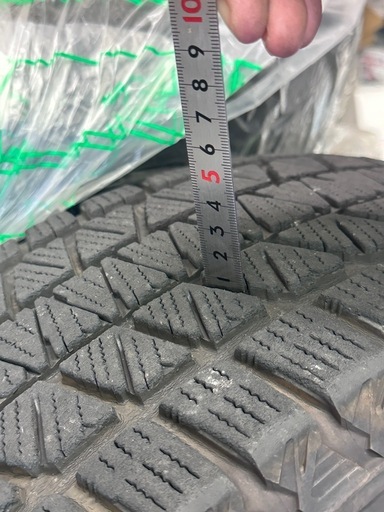 スタッドレスタイヤ　235 65R18