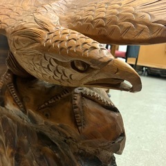 12/25まで店頭商品一部を除き半額クリスマスSALE!!開催中 　サ2512-101 鷹の置物 木製 W940 キズ汚れ有りの画像