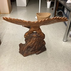 12/25まで店頭商品一部を除き半額クリスマスSALE!!開催中 　サ2512-101 鷹の置物 木製 W940 キズ汚れ有りの画像