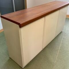 事務用の受付カウンターの画像