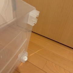 衣装ケース　取手/キャスター一部無し　ヒビ割れありの画像