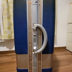 courrèges ブルー キャリーケースの画像