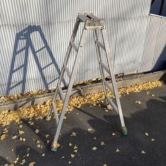12月16日まで！　中古　脚立　　高さ約146cm　脚部分のゴムがないのでジャンクとします。の画像