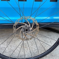 ALEXRIMS XC 30の黒いリアホイール、ディスクブレーキ対応、赤いロゴが特徴。の画像