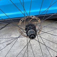 ALEXRIMS XC 30の黒いリアホイール、ディスクブレーキ対応、赤いロゴが特徴。の画像