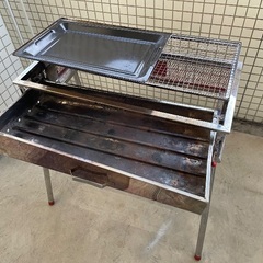 コールマンバーベキューコンロ、アウトドアテーブルの画像