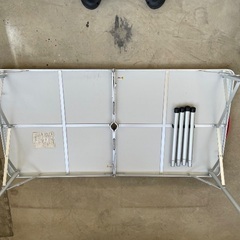 コールマンバーベキューコンロ、アウトドアテーブルの画像