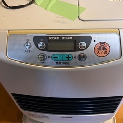 石油ファンヒーターと灯油ポリタンクの画像