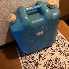 石油ファンヒーターと灯油ポリタンクの画像