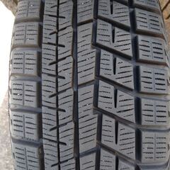 バリ溝 走行わずか 横浜タイヤ スタッドレスタイヤ＋ホイール付 ４本セットの画像