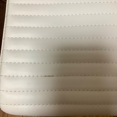 白い椅子　2個の画像