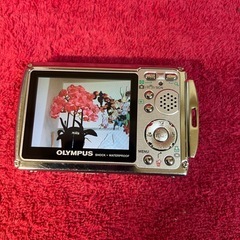 ブランド: OLYMPUS - モデル: μ (mju) 725 SW - 特徴: 防水・耐衝撃 - バッテリー: 専用バッテリー二つ付き
の画像