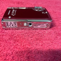 ブランド: OLYMPUS - モデル: μ (mju) 725 SW - 特徴: 防水・耐衝撃 - バッテリー: 専用バッテリー二つ付き
の画像