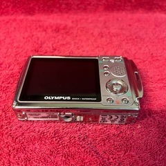 ブランド: OLYMPUS - モデル: μ (mju) 725 SW - 特徴: 防水・耐衝撃 - バッテリー: 専用バッテリー二つ付き
の画像