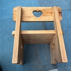 子供用　木の椅子の画像