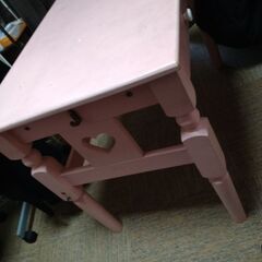 机　薄いピンク色のおしゃれな机　の画像