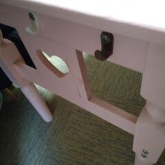 机　薄いピンク色のおしゃれな机　の画像