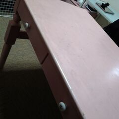 机　薄いピンク色のおしゃれな机　の画像