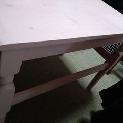 机　薄いピンク色のおしゃれな机　の画像