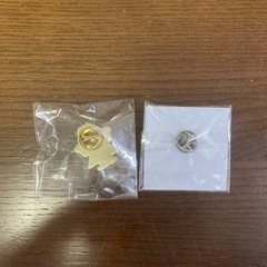 ピンバッジ　2個の画像