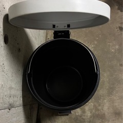 ペダル式のゴミ箱の画像