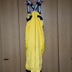 GOLDWINの黄色のスキーパンツの画像