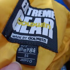 GOLDWINの黄色のスキーパンツの画像