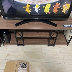 テレビ、ファイヤースティック、テレビ台の画像