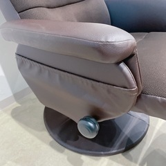 12FG6 NITORI ニトリ パーソナルチェア 椅子 ブラウン オットマン付の画像