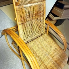 リクライニングと足置き付き籐製の椅子の画像