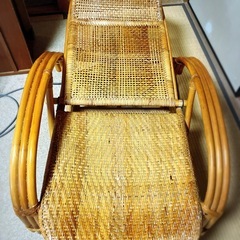 リクライニングと足置き付き籐製の椅子の画像