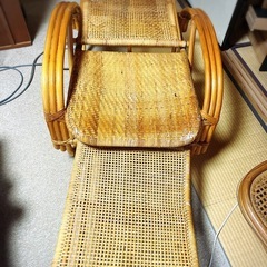 リクライニングと足置き付き籐製の椅子の画像