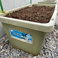 ベジタブルプランター2つ土、支柱付きでの画像