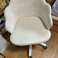 机と椅子の画像