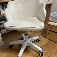 机と椅子の画像