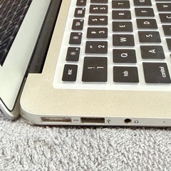 MacBook Air（2014年モデル）  • 最新のiOS（macOS）をインストール済みの画像