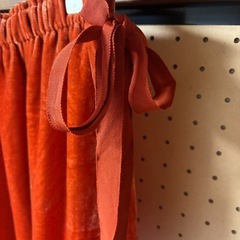 【H&M】未使用　クリスマスシーズン　ベロア素材　裏地なし　朱色　スカートの画像