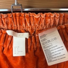 【H&M】未使用　クリスマスシーズン　ベロア素材　裏地なし　朱色　スカートの画像