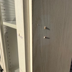 ニトリ ホワイト木製本棚 ガラス扉付の画像