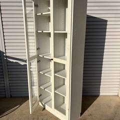 ニトリ ホワイト木製本棚 ガラス扉付の画像