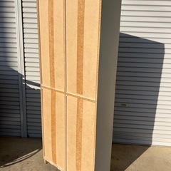 ニトリ ホワイト木製本棚 ガラス扉付の画像