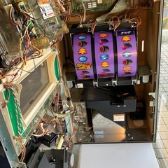 12/25まで店頭商品一部を除き半額クリスマスSALE!!開催中こちらの商品は30%offになります。　サ2512-111 Sammy スロット 北斗の拳 世紀末救世主伝説 2011年製 SR6905E1 鍵折れ(使用可能) コイン不用機 動作確認済みの画像