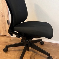 イトーキ フルゴチェア（肘なし・ブラック）の画像