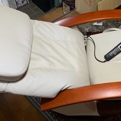 ダイトー 家庭用電気マッサージチェア HTT-976 i-seat ホワイト系合成革 現状品!!の画像