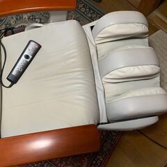 ダイトー 家庭用電気マッサージチェア HTT-976 i-seat ホワイト系合成革 現状品!!の画像