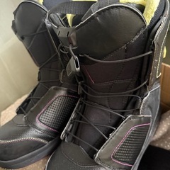 サロモン　スノーボードとバインディング　ブーツ２個　25センチの画像